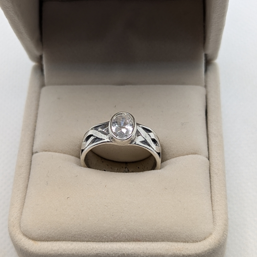 925 Silver Ring with Clear Gemstone